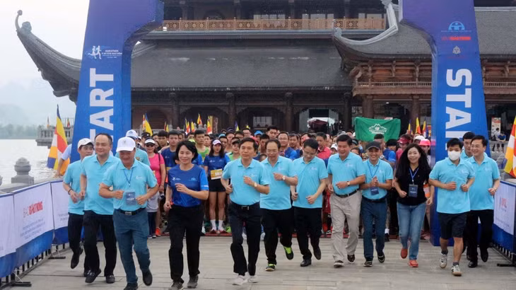 Athletes participate in the first national marathon for traffic safety 2022 at Tam Chuc Pagoda. (Photo: Dao Phuong)
