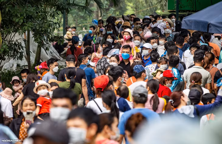 Tourist hotspots overrun by weekend holiday crowds ảnh 3 Tourist hotspots overrun by weekend holiday crowds