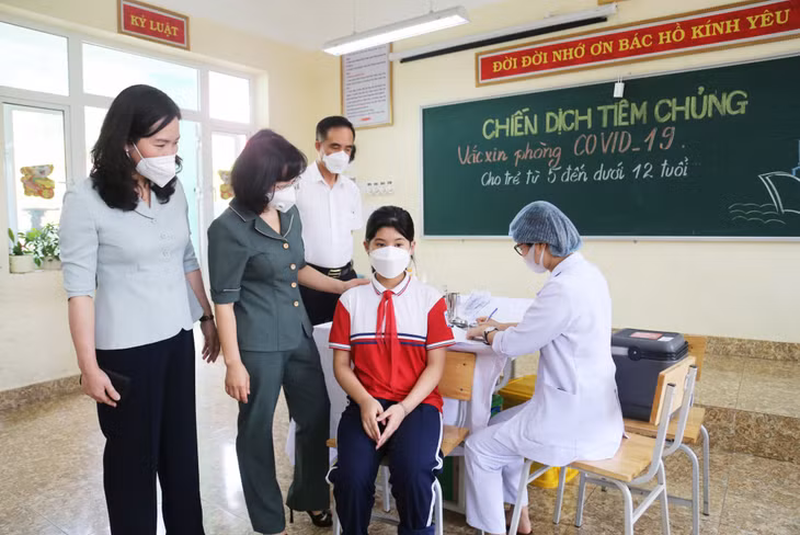 The provincial leaders suprvised the injection work and kindly encouraged the students.