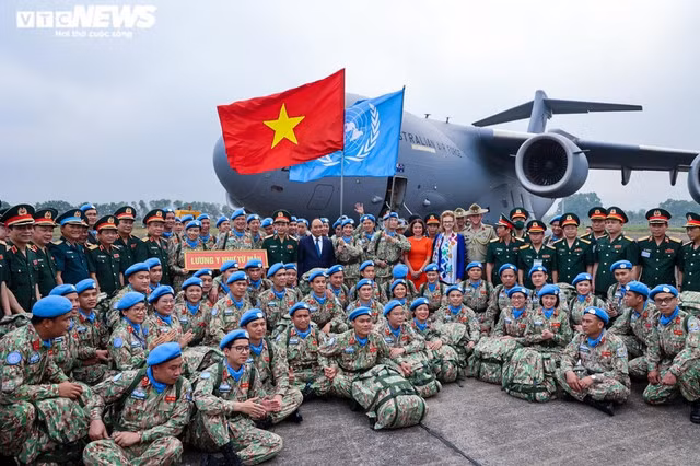 State President Nguyen Xuan Phuc attends a ceremony to members of Viet Nam’s Engineering Unit Rotation 1 and Level-2 Field Hospital Rotation 4 dispatched to undertake UN peacekeeping missions in Abyei and South Sudan, Ha Noi, April 27, 2022.