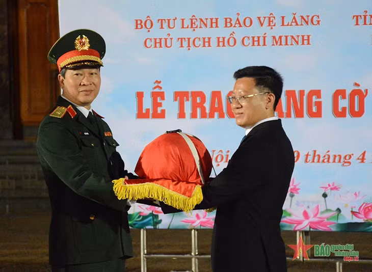 Major General Bui Hai Son, Commander of the Ho Chi Minh Mausoleum Protection High Command, presents national flags to Co To Island. (Photo: PANO)