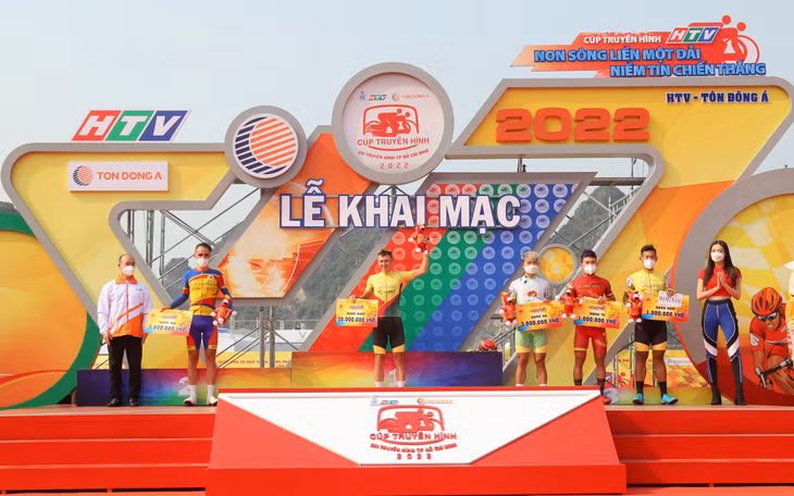 Excellent racers during the first round received prizes at the opening ceremony of the Race.