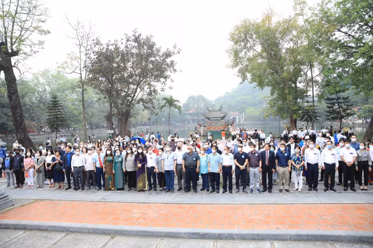 The journey brought delegates, especially international friends, to visit Thay Pagoda - a famous tourist attraction of the capital city.