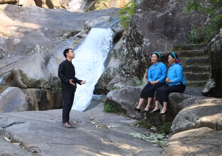 San Chi people are singing Soong Co at Khe Van waterfall.