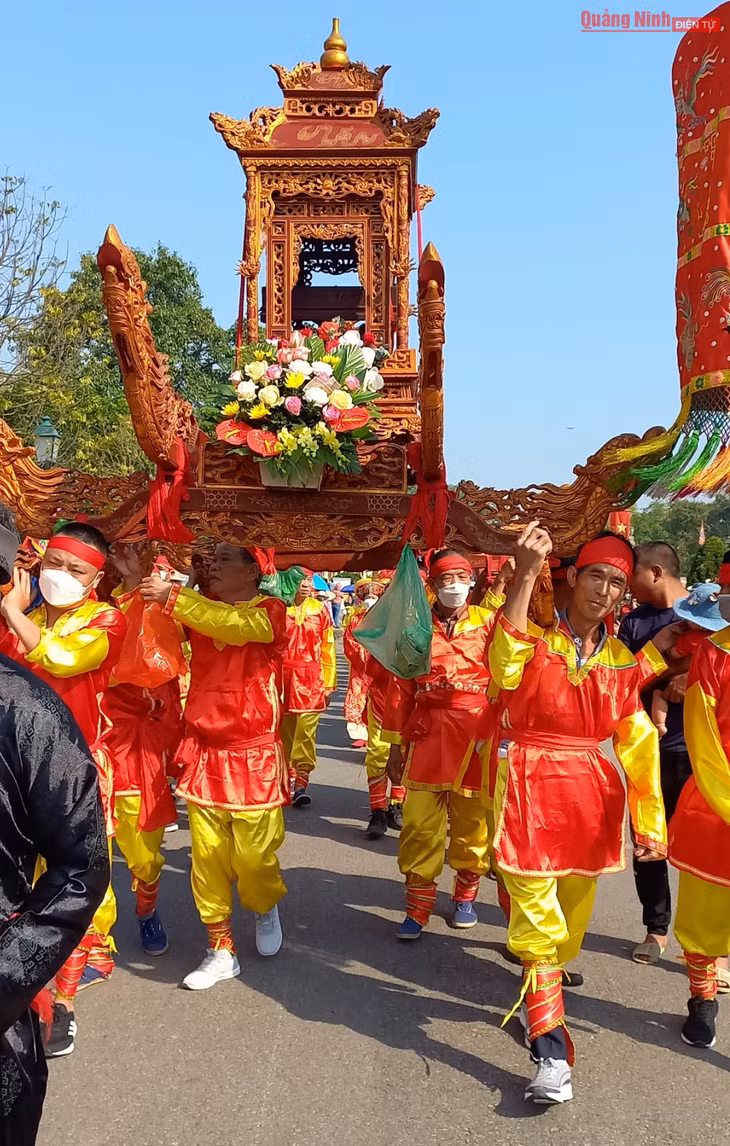 The procession of the statue of General Tran Hung Dao is the most awaited ritual.