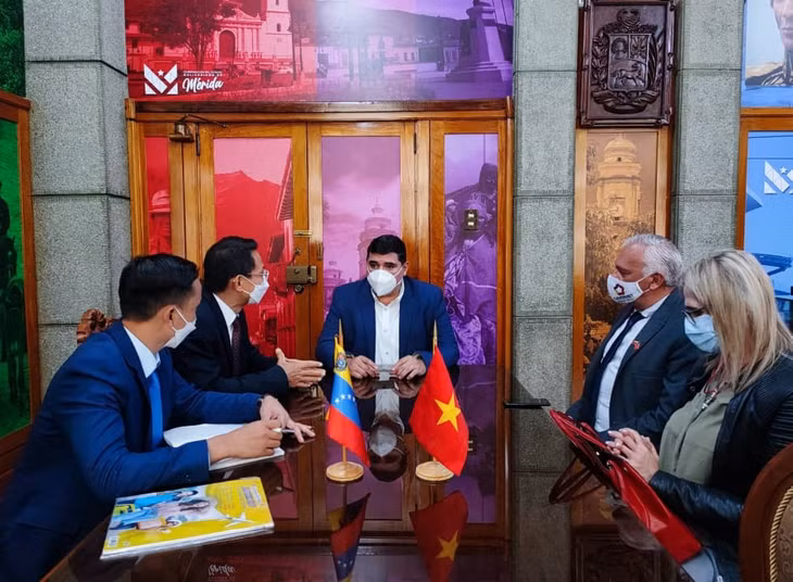 Ambassador Le Viet Duyen has a working session with Governor Jehyson Guzmán (Photo: VNA)