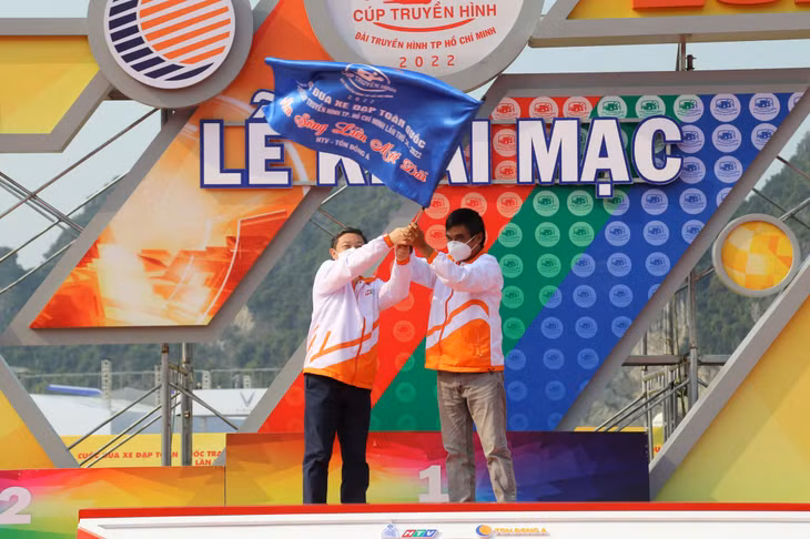 Representatives of the Steering Committee and the Organizing Committee waved the executive flags to officially open the 2022 National Cycling Race, Ho Chi Minh City Television Cup.