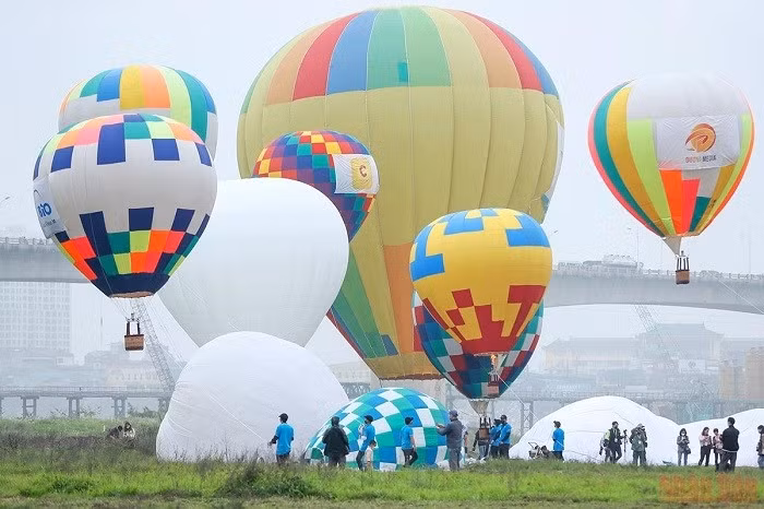 Colourful balloons illuminate Hanoi’s skyline at the Hanoi hot air balloon festival 2022
