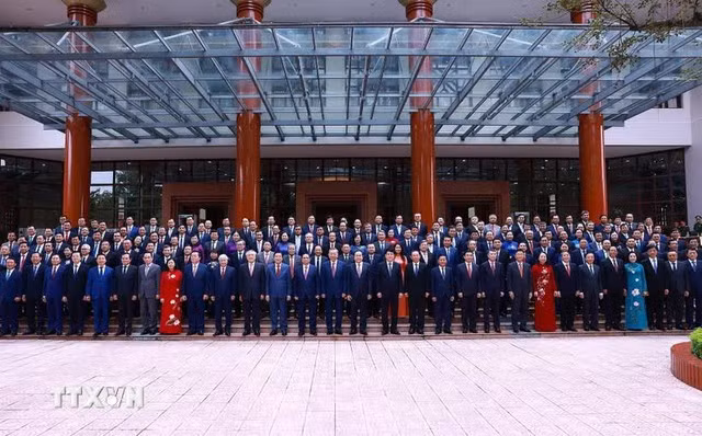 Members of the 13th Party Central Committee poise for family photo, Ha Noi, August 16, 2024