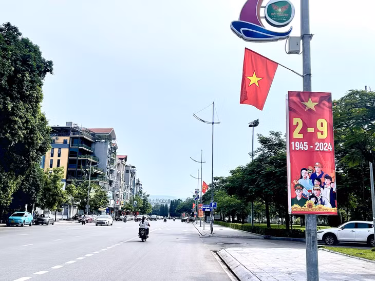 Impressive banners, slogans and posters brighten up Halong streets.