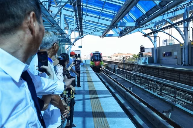 The train enters Cầu Diễn Station on Thursday morning in Hà Nội.—VNA/VNS Photo Tuấn Anh