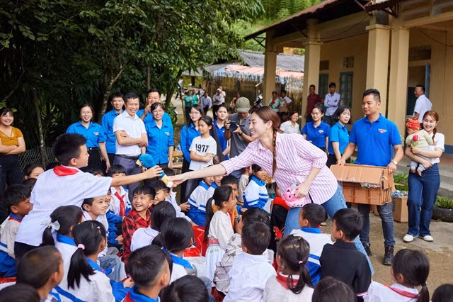 Linh interacts with students of the Ca Thành Elementary School. Photo Lương Thùy Linh Facebook