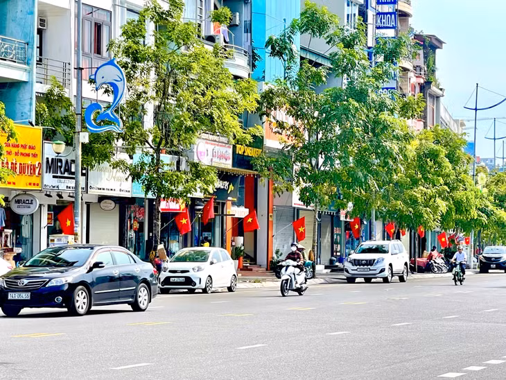 Posters and panels bearing messages to hearten people and praise the National Day are hung on the street.