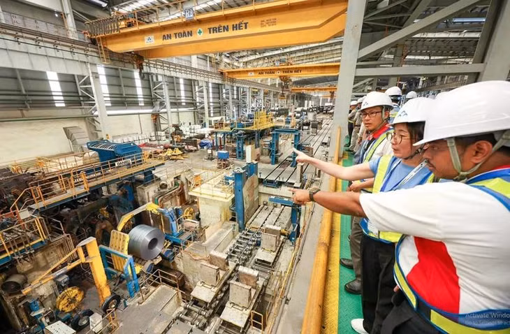 At Hoa Phat steel manufacturing assembly in Dung Quat (Photo: VNA)