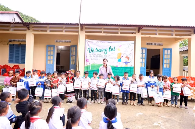 Miss World Việt Nam 2019, Lương Thùy Linh, presents gifts to students of the Ca Thành Elementary School. Photo Lương Thùy Linh Facebook