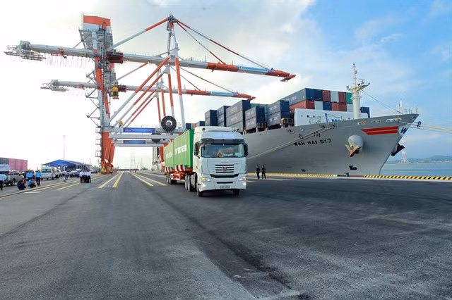 At Hải Phòng International Container Terminal in Hải Phòng City. Experts forecast Việt Nam could ship US$410 billion worth of products overseas for the whole 2024. — VNA/VNS Photo