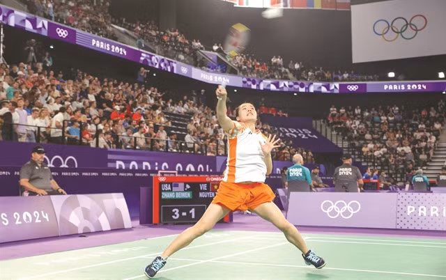 Vietnamese badminton player Nguyễn Thùy Linh is unable to win a ticket to the knockout round of the women's single class, after losing 0-2 to the American Beiwen Zhang. VNA/VNS Photo Hoàng Linh