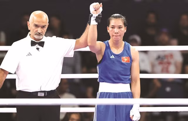 On the evening of July 27, Hà Nội time, in the opening match in the women's 60kg boxing class, Vietnamese boxer Hà Thị Linh won with an overwhelming score of 5-0 over her opponent, Feofaaki Epenisa from Tonga. VNA/VNS Photo Hoàng Linh