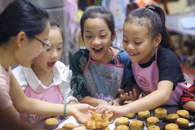 Children learn how to make mooncakes. — Photo vietnamplus.vn