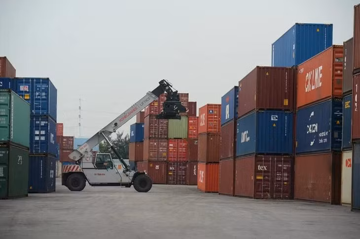 Loading export goods at Dinh Vu Port, Hai Phong city. (Photo: kinhtedothi.vn)