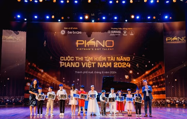 The organisers of Vietnam’s Piano Got Talent award prizes to outstanding individuals in both the professional and non-professional groups. – Photo courtesy of Vietnam’s Piano Got Talent