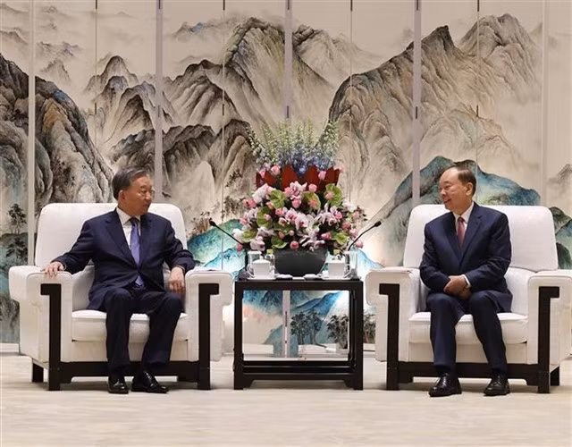 Party General Secretary and State President Tô Lâm at a meeting with Politburo member, Secretary of the Guangdong provincial Party Committee Huang Kunming. VNA/VNS Photo Trí Dũng