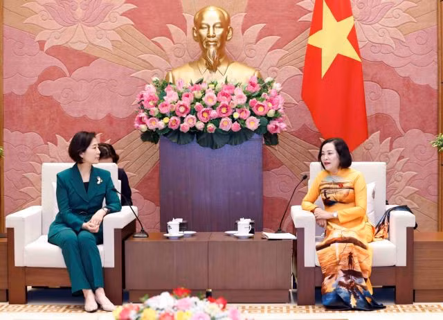 National Assembly (NA) Vice Chairwoman Nguyễn Thị Thanh ( right) receives visiting Minister of Small- and Medium-sized Enterprises and Startups Oh Young Joo of the Republic of Korea. — VNA/VNS Photo Doãn Tấn