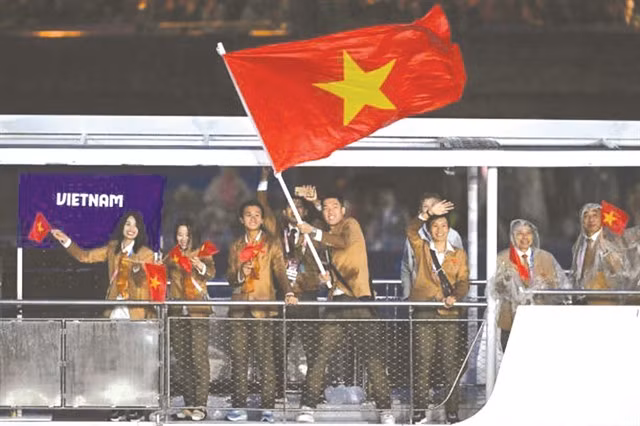 Vietnamese national flags are on display proudly at the Seine River in the opening ceremony of the Olympics Paris 2024. Getty Images/VNA Photo