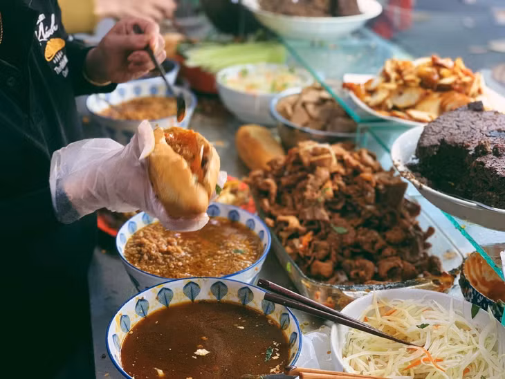 The fillings are kept separately behind the glass counter. Photo by VnExpress/Thao Nhi