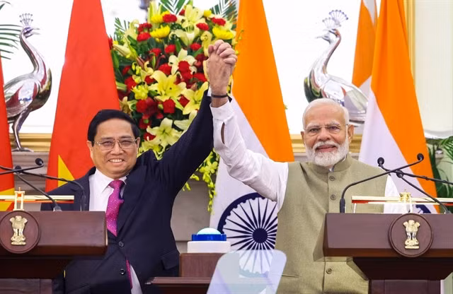 Prime Minister Phạm Minh Chính and Prime Minister Narendra Modi adopted the Joint Statement on Strengthening the Comprehensive Strategic Partnership between the two countries in India on August 1. Photo Courtesy of the embassy