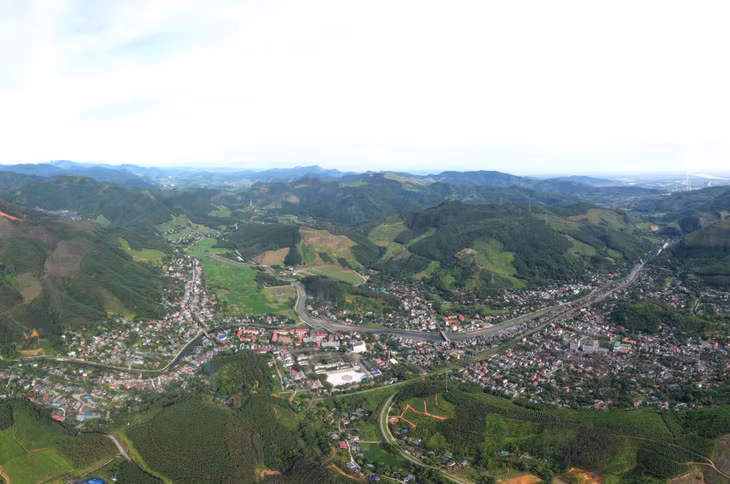 The environment of Vang Danh area, which used to be a large-scale coal mine, has been protected and restored. Forests covering the mine area embrace a peaceful and gentle beauty.