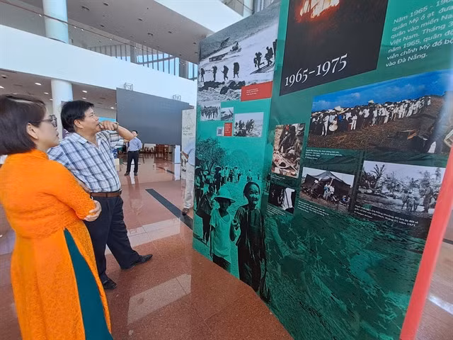 Visitors come to see an exhibition of Old and Now Đà Nẵng in celebration of National Day. The exibition, which features nearly 200 photos and documents, will be opening from August 29 to September 6 at Đà Nẵng City's Adminitrative Centre. VNS Photo Công Thành