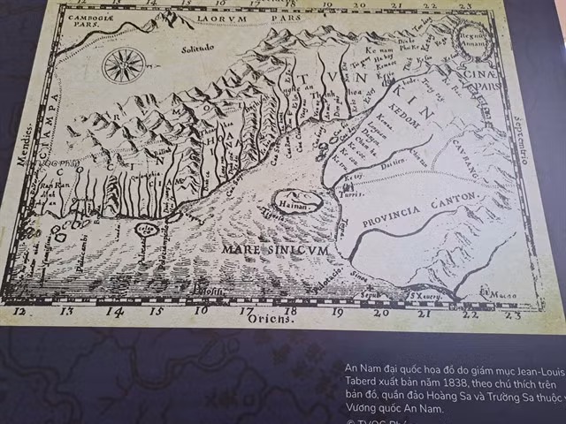 An old map, which indicates the country's sovereignty of the Hoàng Sa (Paracel) and Trường Sa (Spratly), is also on display at an exhibition in Đà Nẵng City's Administrative Centre. VNS Photo Công Thành