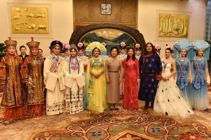 The wife of Vietnamese Party General Secretary and State President Tô Lâm, Ngô Phương Ly, and Professor Peng Liyuan, the wife of Chinese Party General Secretary and President Xi Jinping with Chinese artists at the tea party in Beijing on August 19. — VNA/VNS Photo Thành Dương