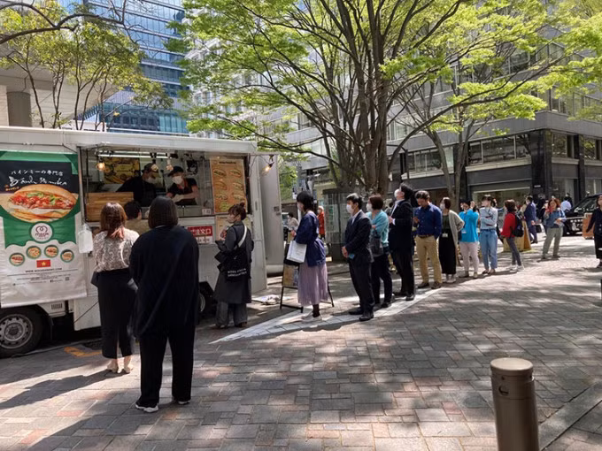 Customers wait in front of Nguyen Huy Phuoc's banh mi cart in Tokyo, June 2023. Photo by Nguyen Huy Phuoc