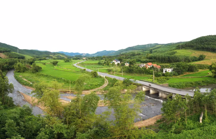 Tourists going across the route 326 can enjoy the peaceful and poetic beauty of the river confluence area.