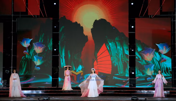 They looked charming and graceful in aodai.
