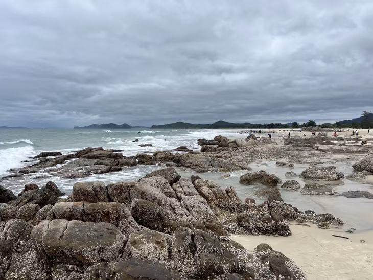Minh Chau beach looks like a masterpiece of nature where you can immerse into the beauty of rock, sand and water.
