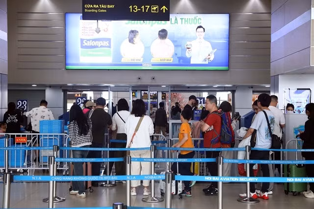Passengers queue for security check-ups at Nội Bài International Airport. — VNA/VNS Photo Huy Hùng