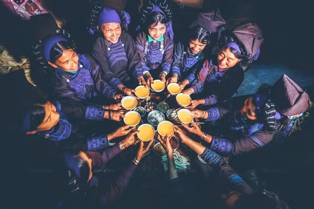 Hà Nhì women drink beer. They have a delicious craft beer recipe. — Photo vietmountaintravel.com