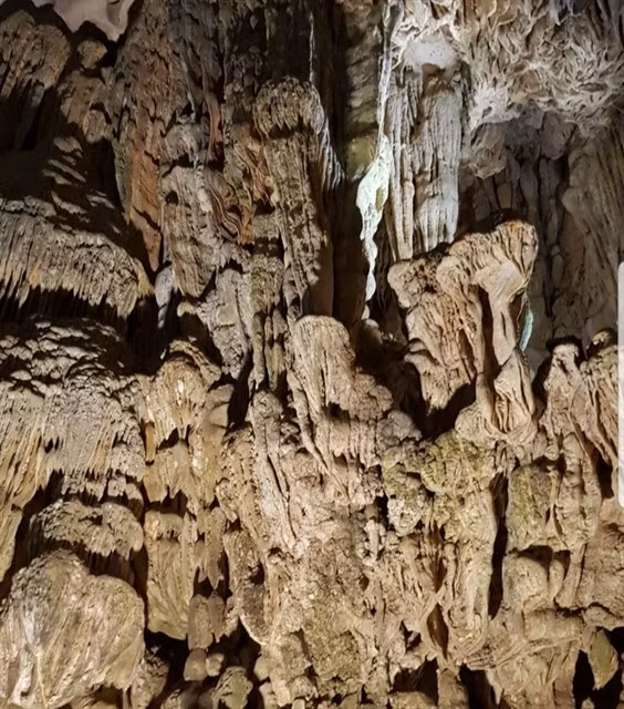 Sửng Sốt Cave is a world of stalagmites and stalactites. Photo courtesy of Ngọc Anh