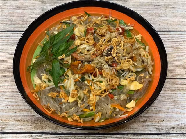 Crab meat and glass noodle stir-fry. — Photo courtesy of Nguyễn Hải Yến