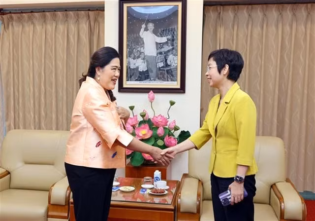 VNA General Director Vũ Việt Trang welcomes Thai Public Relations Department’s Director General Sudruetai Lertkasem. VNA/VNS Photo Phạm Kiên