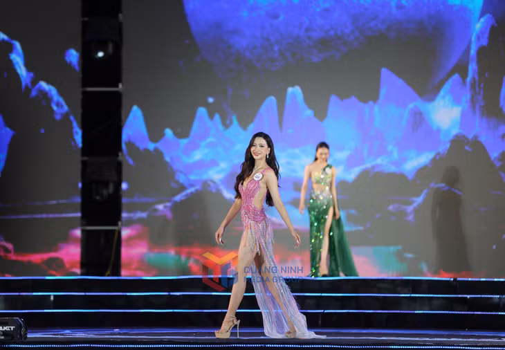 The competition of evening gowns