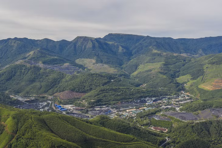 oal mining area is surrounded by green corests, which have contributed to minimizing damage to the environment.