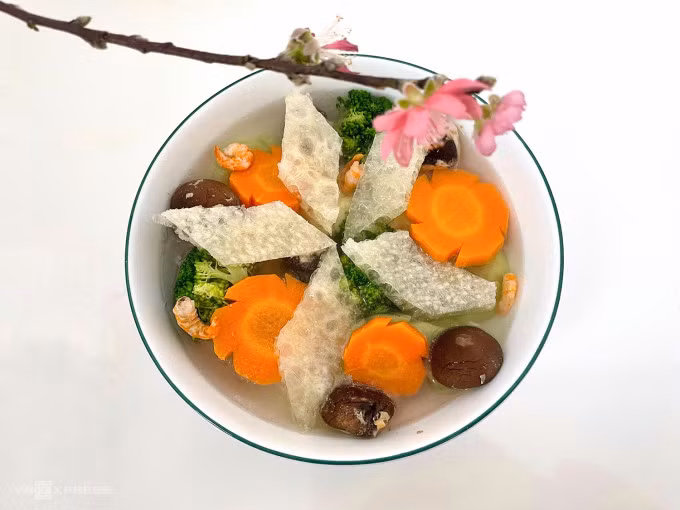 A bowl of canh bong often features carrots, broccoli, mushrooms and dried pork skin. Photo by VnExpress/Khanh Ly