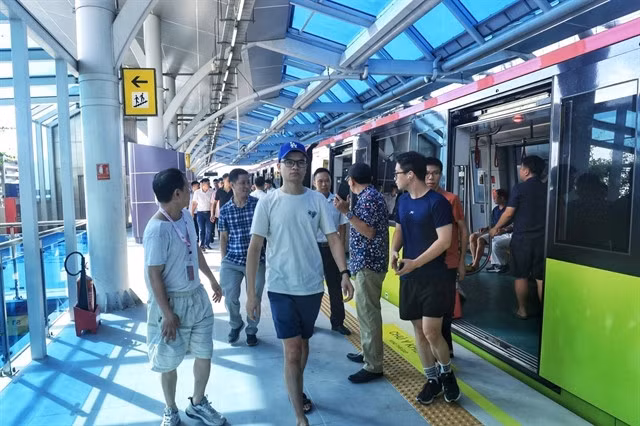Passengers get off the elevated train at Cầu Giấy Station on Thursday morning in Hà Nội.—VNA/VNS Photo Tuấn Anh
