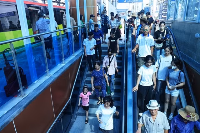 Many passengers were there to experience a free ride for the train on Thursday morning.—VNA/VNS Photo Tuấn Anh