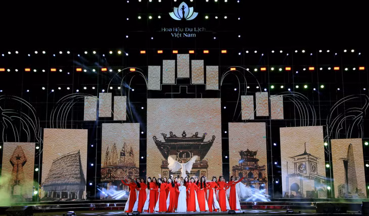 Contestants together performed a wonderful song and dance.