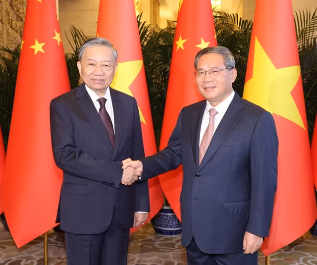 Chinese Premier Li Qiang (right) welcomes Vietnamese Party General Secretary and President Tô Lâm.